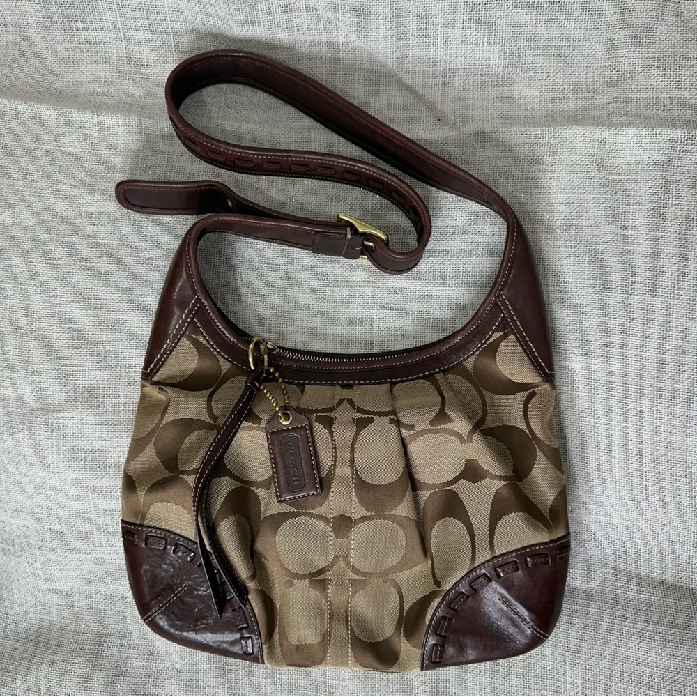 ── SOLD ──
Coach Signature Canvas Crossbody Bag